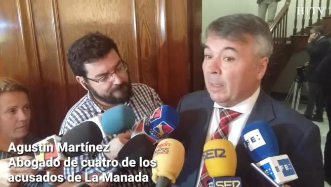 El abogado de La Manada pide calma a "políticos surferos" que buscan votos