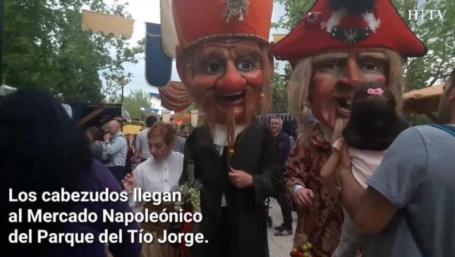 Los cabezudos llegan al Mercado Napoleónico de Zaragoza