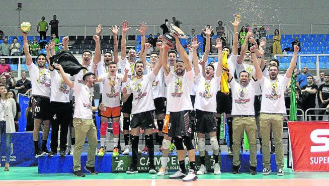 Ereu levanta el trofeo de la Superliga rodeado de sus compañeros, que celebran por todo lo alto la consecución del campeonato y del histórico triplete.