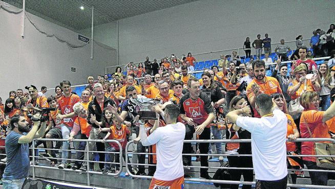 Los jugadores celebran con la afición turolense que viajó a Almería el triunfo.