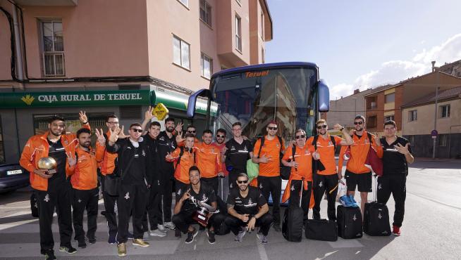 Los jugadores y técnicos del CV Teruel posan con el trofeo de la sexta Superliga al llegar a Teruel.