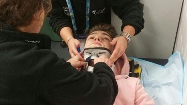 Mikolas Josef, inmovilizado tras sufrir una lesión de espalda en el primer ensayo de Eurovisión.