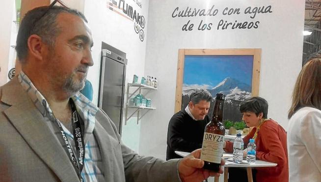 El presidente de Arrocera del Pirineo, José Antonio Marcellán, con una botella de Oryza en Alimentaria