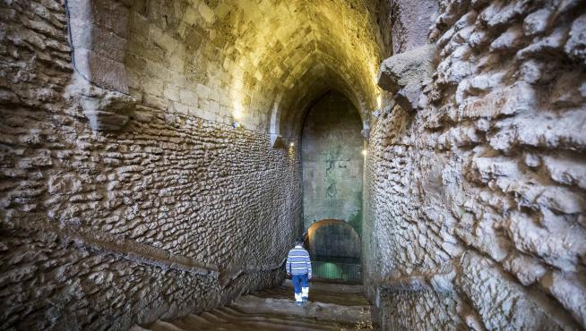 José Pallarés, alguacil de Laluenga, baja los 74 escalones del Pozo Nuevo, también llamado 'la catedral'.