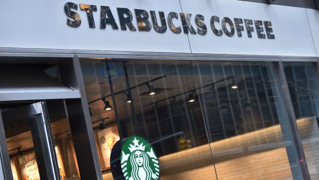 Los dos afroamericanos arrestados en Starbucks aceptan un dolar como indemnización