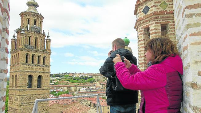 Periodistas locales captan fotografías desde lo alto del cimborrio de la catedral de Tarazona.