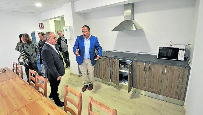 El alcalde, Joaquín Monesma, explica las instalaciones al presidente de la Diputación, Miguel Gracia.
