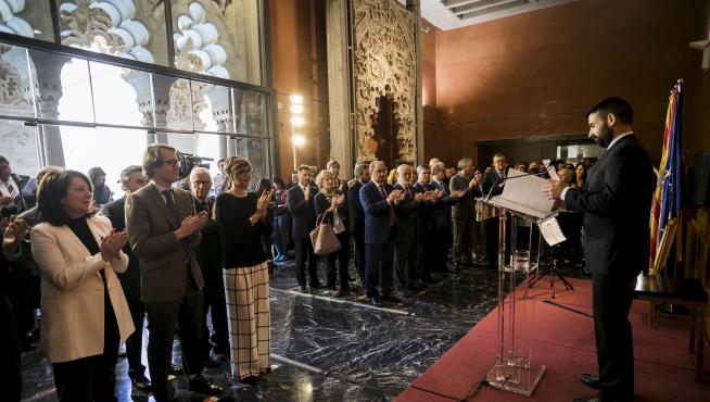 Manuel Giménez Larraz segundo por la izquierda, aplaude a Ignacio Durbán, premiado por la fundación, ayer, junto a la presidenta de las Cortes, Violeta Barba.