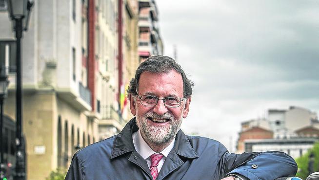 Rajoy posa en el centro de Logroño tras un acto, el pasado jueves, con la Guardia Civil.