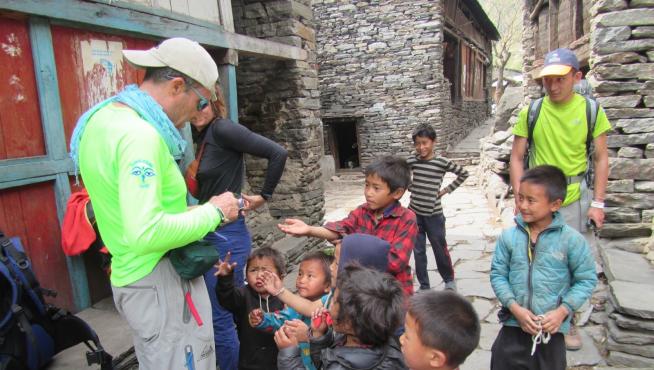 Francisco Valero, con los niños en su viaje a Nepal