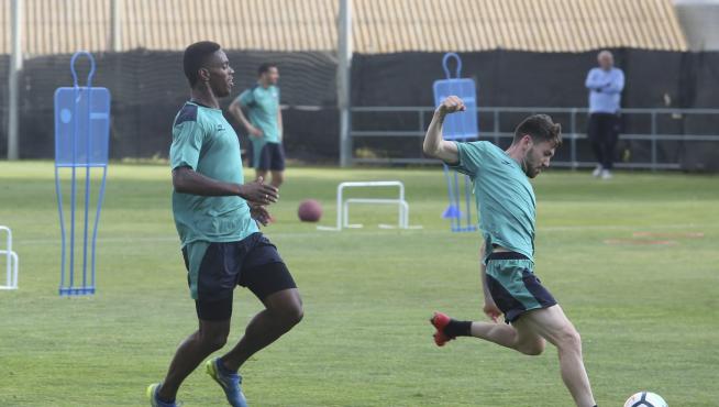 El defensa Jair Amador persigue al centrocampistaMoi Gómez en el entrenamiento vespertino de ayer en el Montearagón.