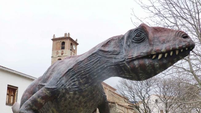 Dinosaurio carnívoro en una de las paradas del DINOpaseo por El Castellar