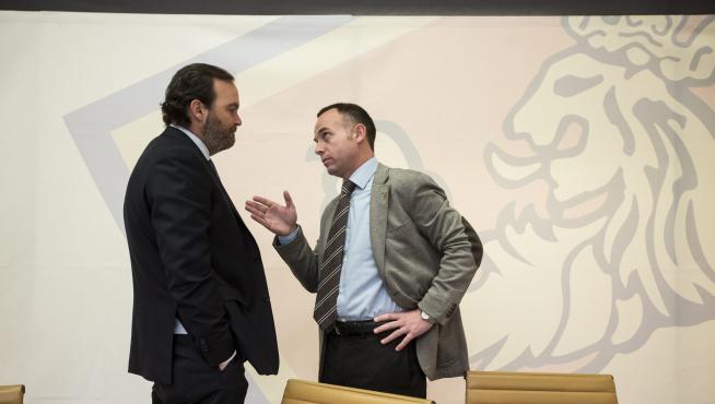 Christian Lapetra –dcha.–, presidente del Real Zaragoza, charla con Fernando Sainz de Varanda.