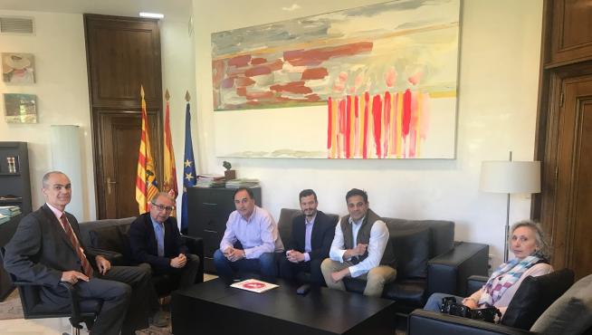 Reunión entre Stop Sucesiones Aragón y el consejero de Hacienda, Fernando Gimeno