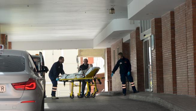 Un paciente ingresa en el hospital Obispo Polanco de Teruel a través de la zona de Urgencias