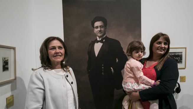 María Fleta, nieta del tenor, con su hija y su nieta.