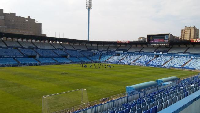 Los jugadores del Real Zaragoza, al inicio del entrenamiento de este sábado en La Romareda.
