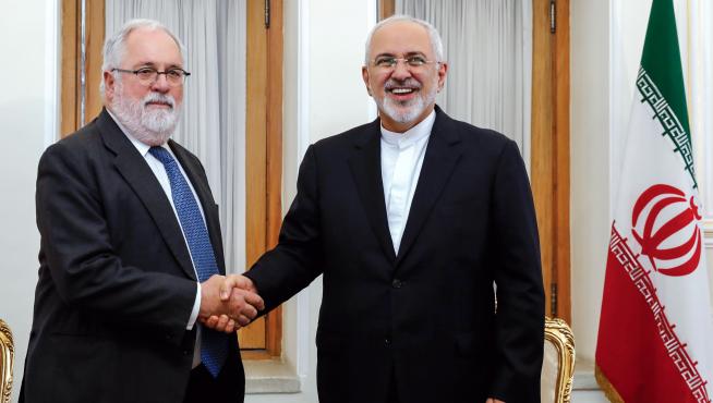 El comisario europeo de Energía y Acción Climática, Miguel Arias Cañete, junto al ministro de Exteriores iraní.