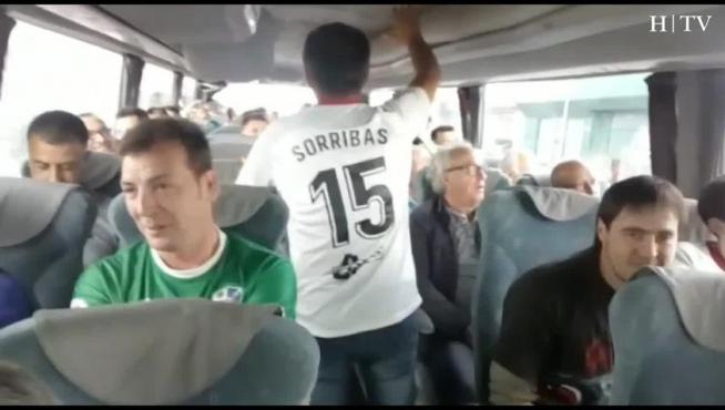 Los aficionados dedican una jota a la SD Huesca