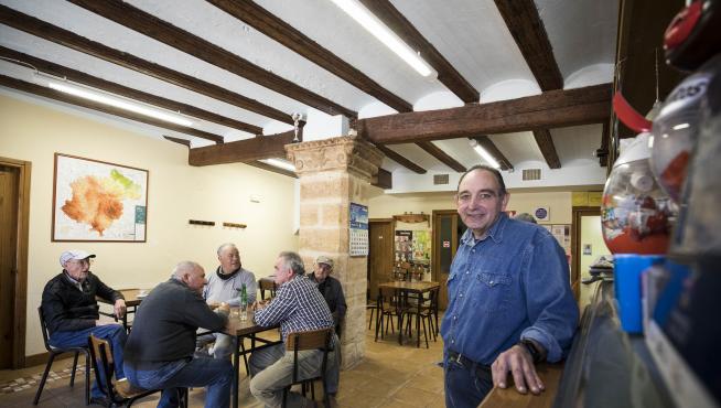 El responsable del hostal-restaurante Villa de Cerollera, Rafael Quiñonero, en el área del bar.