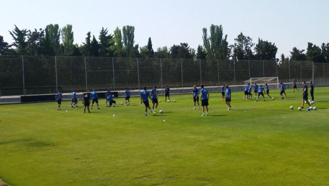 La plantilla del Real Zaragoza, en el entrenamiento de este jueves en la Ciudad Deportiva.