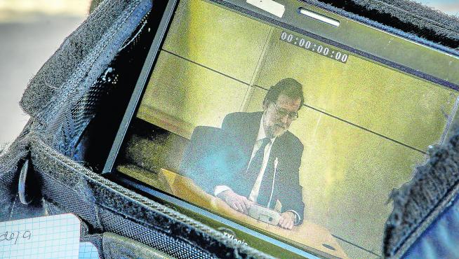 Rajoy, en un monitor mientras declara como testigo en julio pasado en el macrojuicio por corrupción de la trama Gürtel.