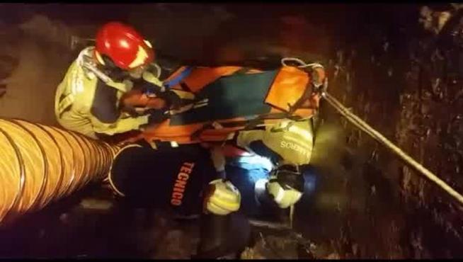 Un trabajador, rescatado al caer en una trituradora de residuos en Muel