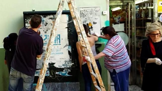 Los vecinos de la zona de Moncasi salen a limpiar sus fachadas