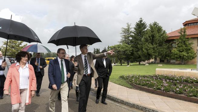 La consejera Broto y Javier Lambán, con el presidente de Atades Huesca, Lorenzo Torrente.