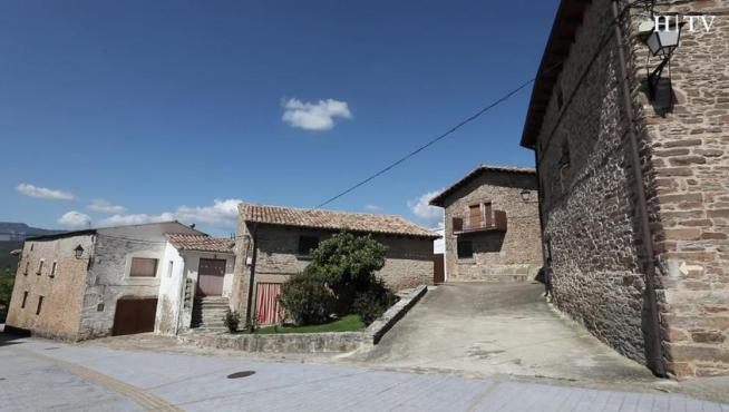 Undués de Lerda tiene a tiro de piedra los dos destinos píos más importantes de Navarra, Javier y Leyre; también es parte del Camino de Santiago, y recibe la visita de andarines desde todos los rincones del mundo