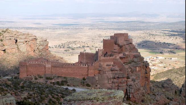El castillo de Peracense, la fortaleza más emblemática de Teruel se confunde con la roca.