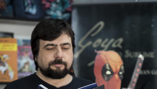 Gonzalo González, de Mil Cómics, lee las aventuras de Marvel.