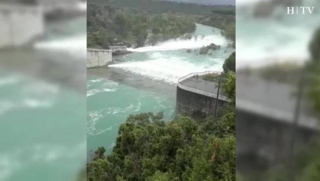 El pantano grado desaloja agua por todas sus compuertas tras las lluvias