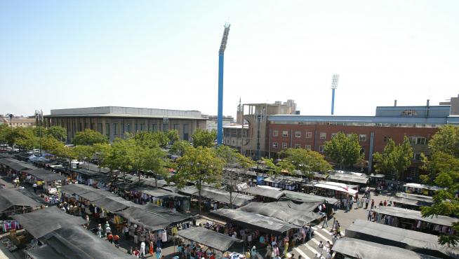 Vista del mercadillos de La Romareda en el año 2004.