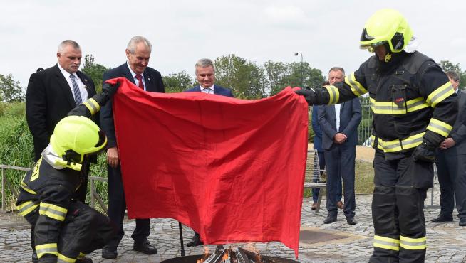 Milos Zeman, segundos antes de la quema de los calzoncillos rojos.