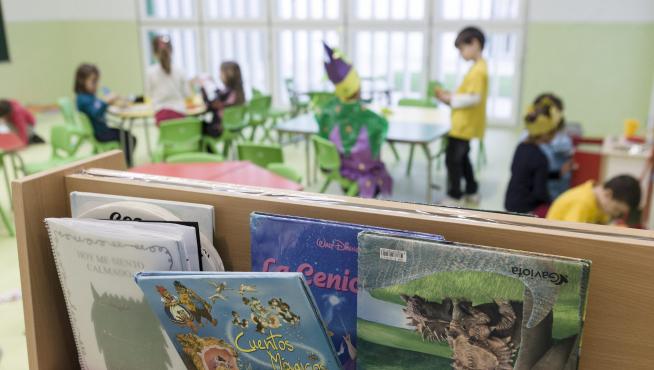 Niños jugando en un aula de un colegio público de infantil y primaria de Zaragoza.