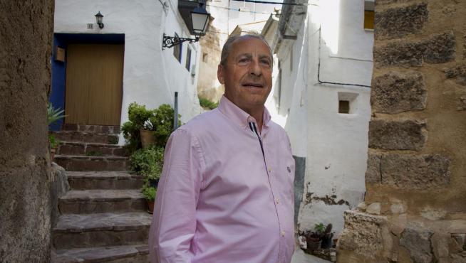 Jesús Grávalos, alcalde de Tierga, en una de las calles de este municipio del Aranda.