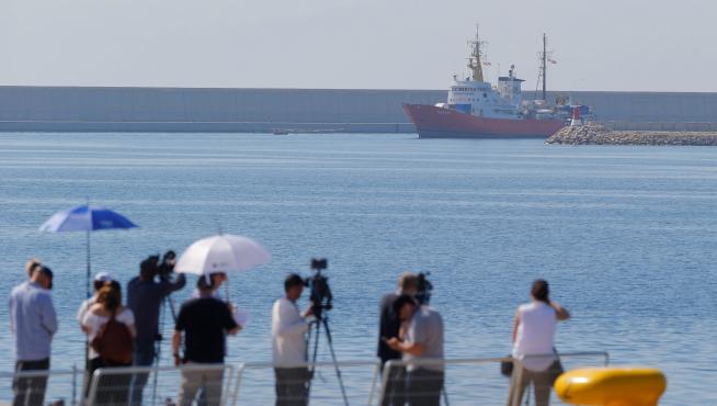 Un grupo de periodistas captando la llegada de los barcos a España.