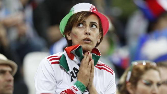 Una seguidora de la selección iraní, durante el partido Irán-España