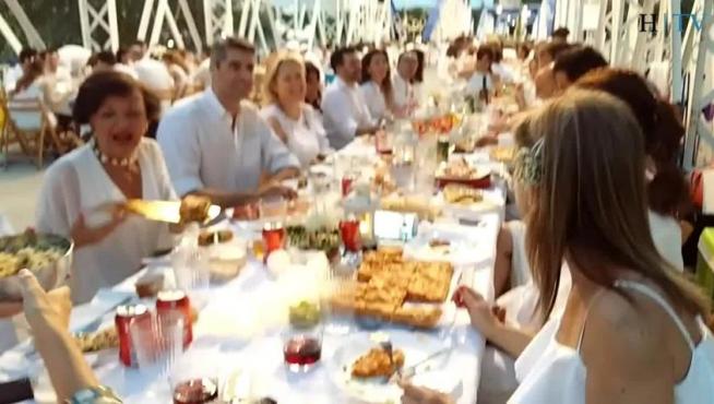 Una cena en blanco sobre el Ebro