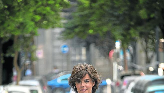 Soraya Sáenz de Santamaría posa en una calle aledaña a su despacho en el Congreso.
