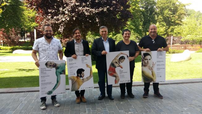 Los alcaldes y concejales de los pueblos participantes posan junto al director general de Cultura del Gobierno de Aragón