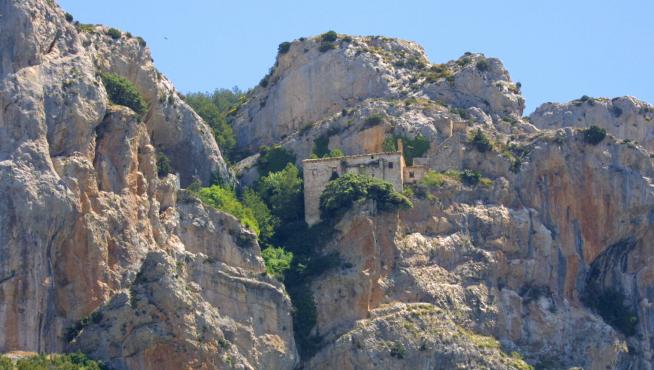 La ermita de la Virgen de la Peña se encuentra en una espectacular ubicación, en medio de la montaña.