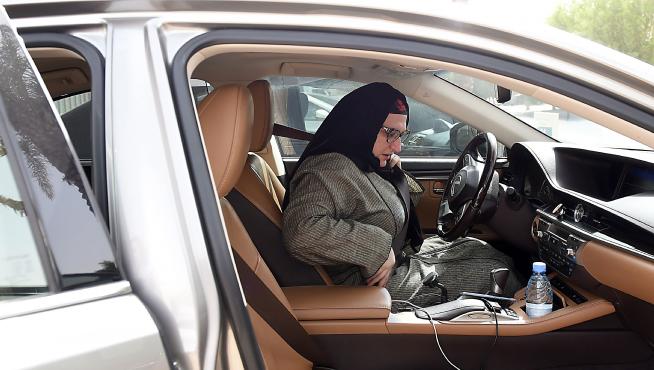El país ha iniciado una investigación contra una periodista que realizó un reportaje sobre mujeres al volante por vestir "indecente".