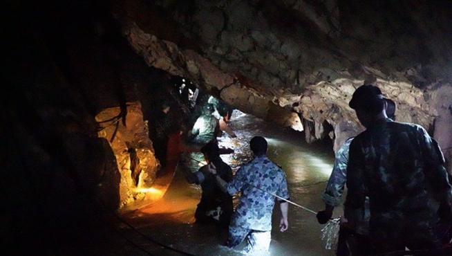 Operativo de rescate para rescatar a los 12 niños que permanecen atrapados en una cueva de Tailandia desde hace una semana