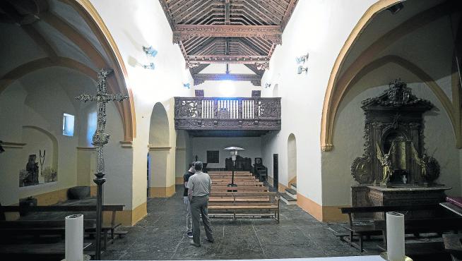 Vista del artesonado del techo y el coro de la iglesia de Santa María desde su altar.