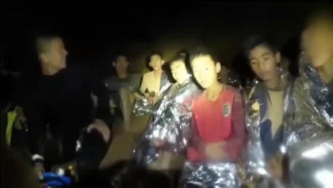 Angustia en Tailandia por cómo sacar de la cueva inundada a los doce niños y su entrenador