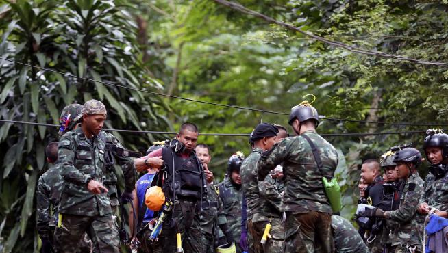 Autoridades participando en el rescate de los menores y su monitor, en una cueva Tailandesa.