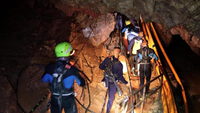 Labores de rescate de los doce niños y su entrenador atrapados en una cueva de Tailandia