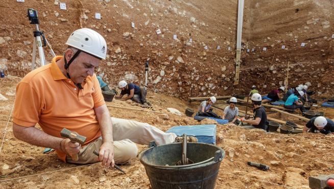 Unos arqueólogos trabajan en el yacimiento de la Gran Dolina, en Atapuerca
